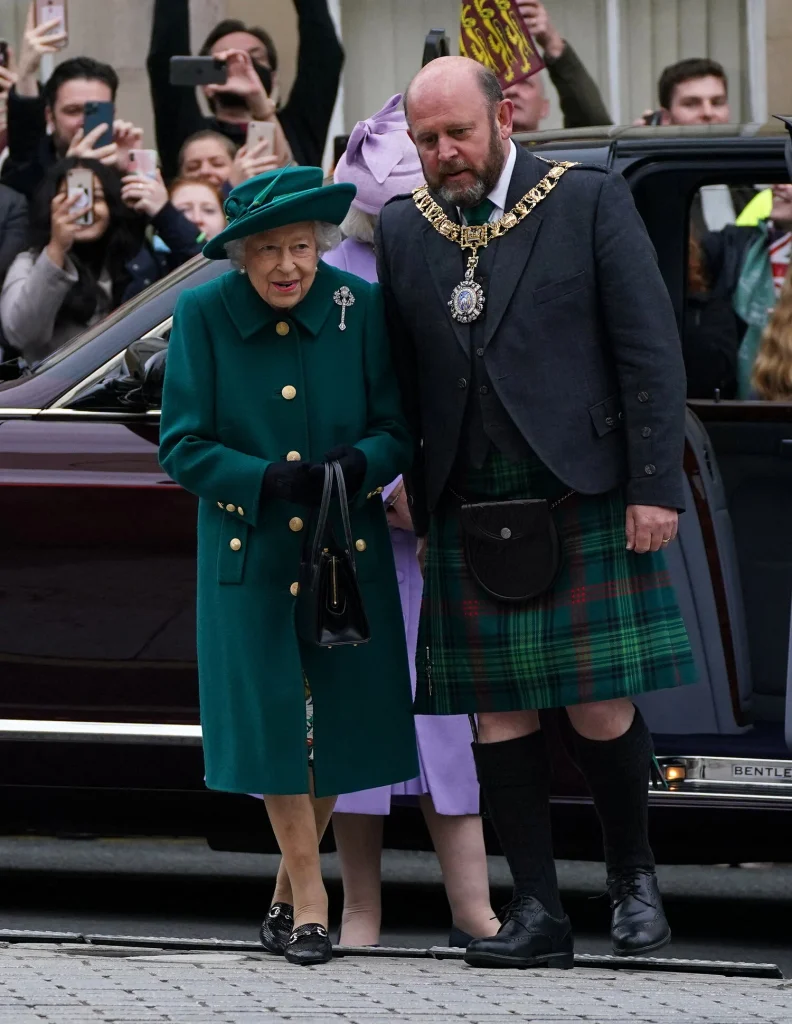 La reina Isabel II asiste a la inauguracion del parlamento escoces 005 792x1024 - La reina Isabel II asiste a la inauguración del parlamento escocés