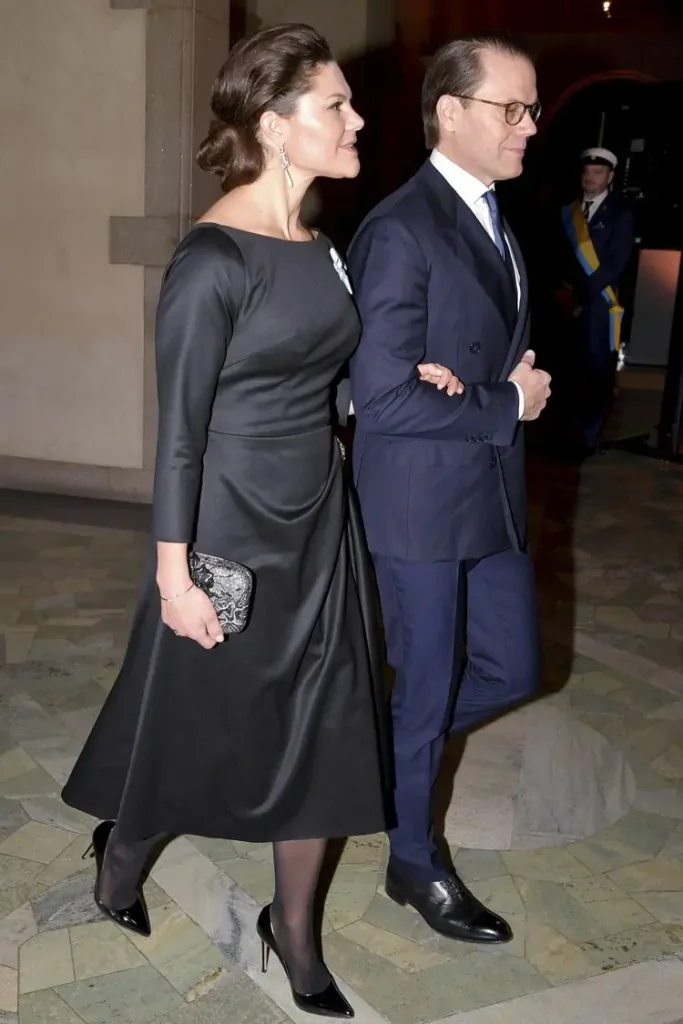 La princesa heredera Victoria y el principe Daniel asisten a la ceremonia de entrega del Premio Nobel 2021 0002 683x1024 - Los reyes de Suecia asisten a la ceremonia de entrega del Premio Nobel 2021
