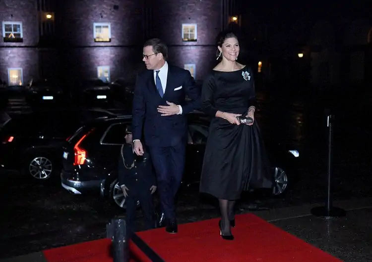 La princesa heredera Victoria y el principe Daniel asisten a la ceremonia de entrega del Premio Nobel 2021 0003 - Los reyes de Suecia asisten a la ceremonia de entrega del Premio Nobel 2021