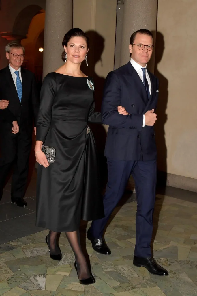 La princesa heredera Victoria y el principe Daniel asisten a la ceremonia de entrega del Premio Nobel 2021 0004 683x1024 - Los reyes de Suecia asisten a la ceremonia de entrega del Premio Nobel 2021