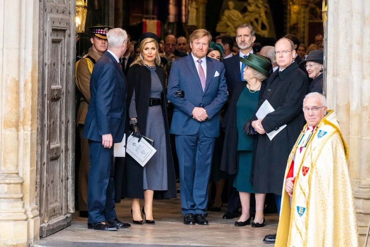 El Rey y la Reina de los Países Bajos asisten al Servicio Conmemorativo del Duque de EdimburgoEl rey Willem-Alexander, la reina Máxima y la princesa Beatriz de los Países Bajos asisten al servicio conmemorativo del duque de Edimburgo en la Abadía de Westminster el 29 de marzo de 2022 en Londres, Inglaterra.