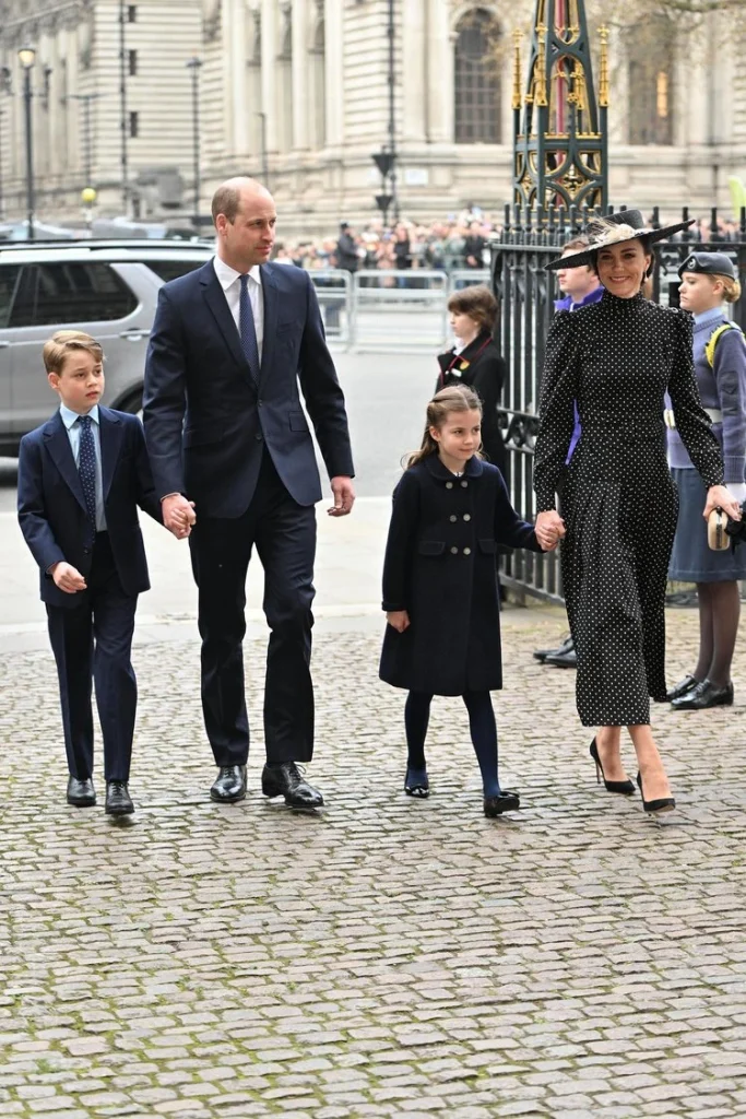 El duque y la duquesa de Cambridge asisten al servicio conmemorativo del duque de EdimburgoEl príncipe Jorge de Cambridge, el príncipe Guillermo, duque de Cambridge, la princesa Carlota de Cambridge y Catalina, duquesa de Cambridge asisten al servicio conmemorativo del duque de Edimburgo en la Abadía de Westminster el 29 de marzo de 2022 en Londres, Inglaterra.