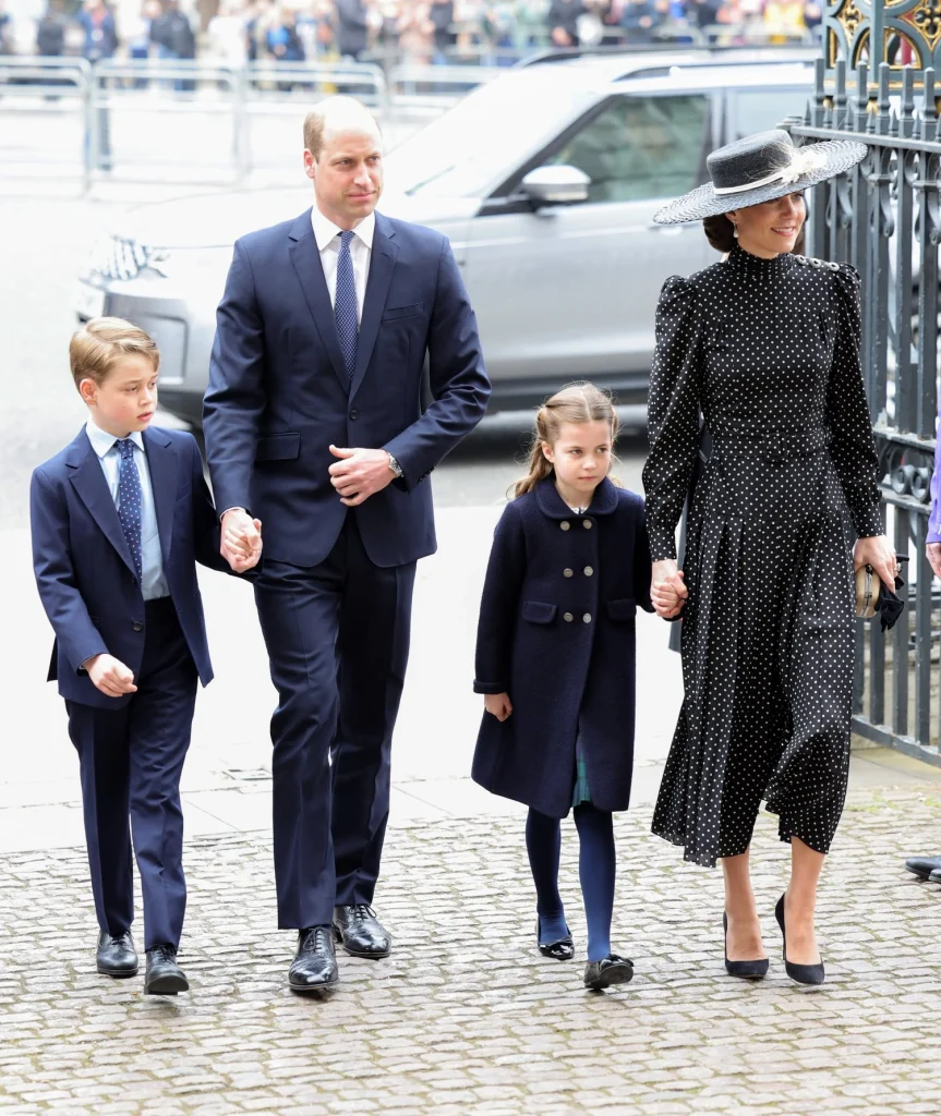 El duque y la duquesa de Cambridge asisten al servicio conmemorativo del duque de EdimburgoEl príncipe Jorge de Cambridge, el príncipe Guillermo, duque de Cambridge, la princesa Carlota de Cambridge y Catalina, duquesa de Cambridge asisten al servicio conmemorativo del duque de Edimburgo en la Abadía de Westminster el 29 de marzo de 2022 en Londres, Inglaterra.
