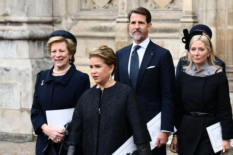 La reina Anne-Marie y el príncipe heredero y la princesa heredera de Grecia asisten al servicio conmemorativo del duque de Edimburgo