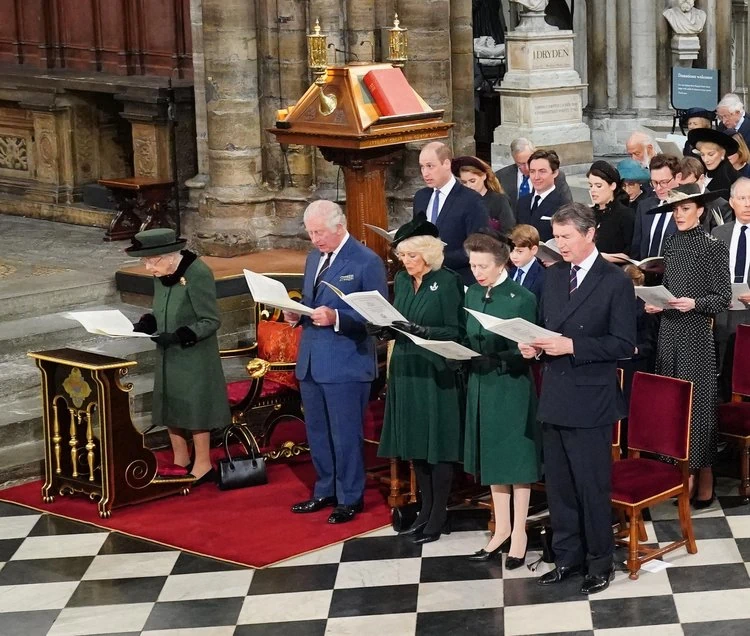 La reina Isabel II asiste al servicio conmemorativo del duque de Edimburgo
