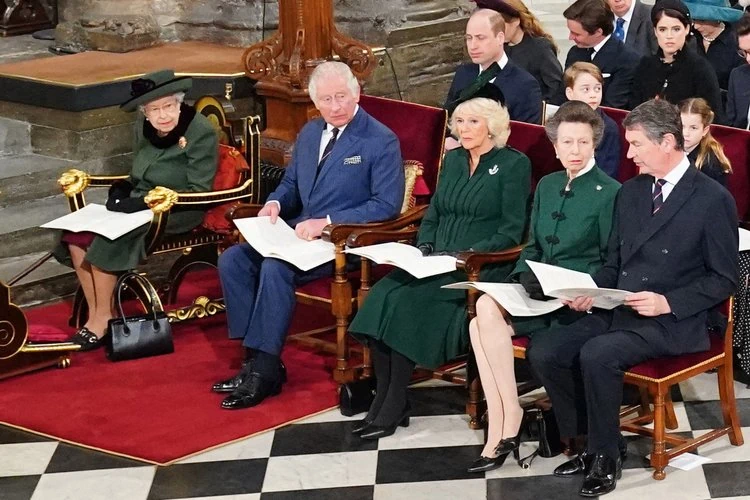 La reina Isabel II asiste al servicio conmemorativo del duque de Edimburgo