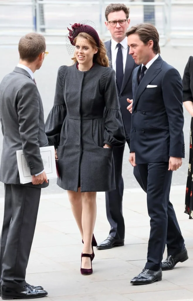 La princesa Beatriz de York, su esposo Edoardo Mapelli Mozzi, la princesa Eugenia de York y su esposo Jack Brooksbank asisten al servicio conmemorativo del duque de Edimburgo en la Abadía de Westminster el 29 de marzo de 2022 en Londres, Inglaterra.