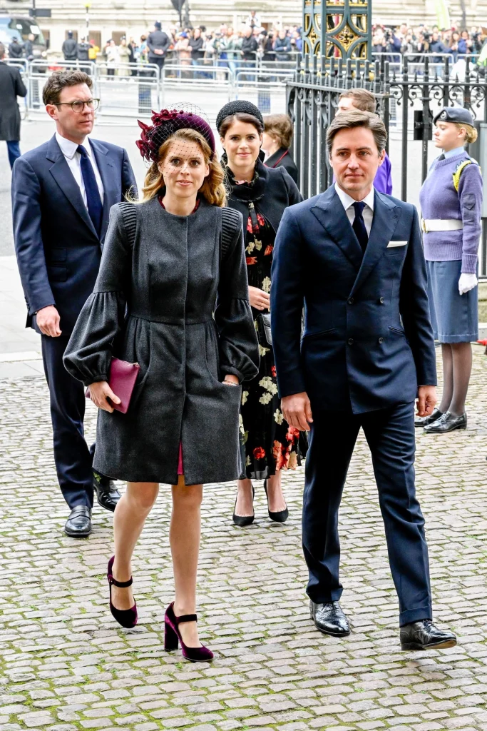 La princesa Beatriz de York, su esposo Edoardo Mapelli Mozzi, la princesa Eugenia de York y su esposo Jack Brooksbank asisten al servicio conmemorativo del duque de Edimburgo en la Abadía de Westminster el 29 de marzo de 2022 en Londres, Inglaterra.