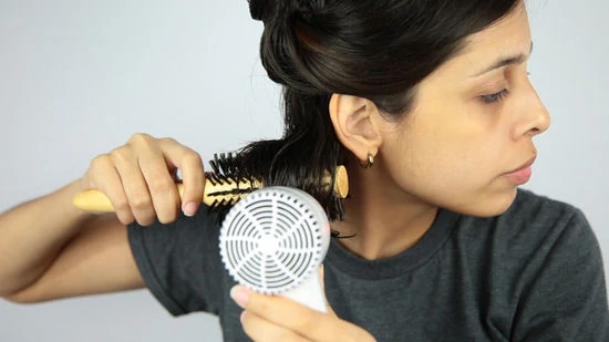 Comienza con una sola seccion de tu cabello - Cómo secar el cabello con un cepillo redondo