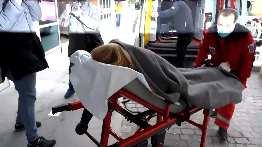 Belén Esteban ingresa en el hospital oculta bajo una manta