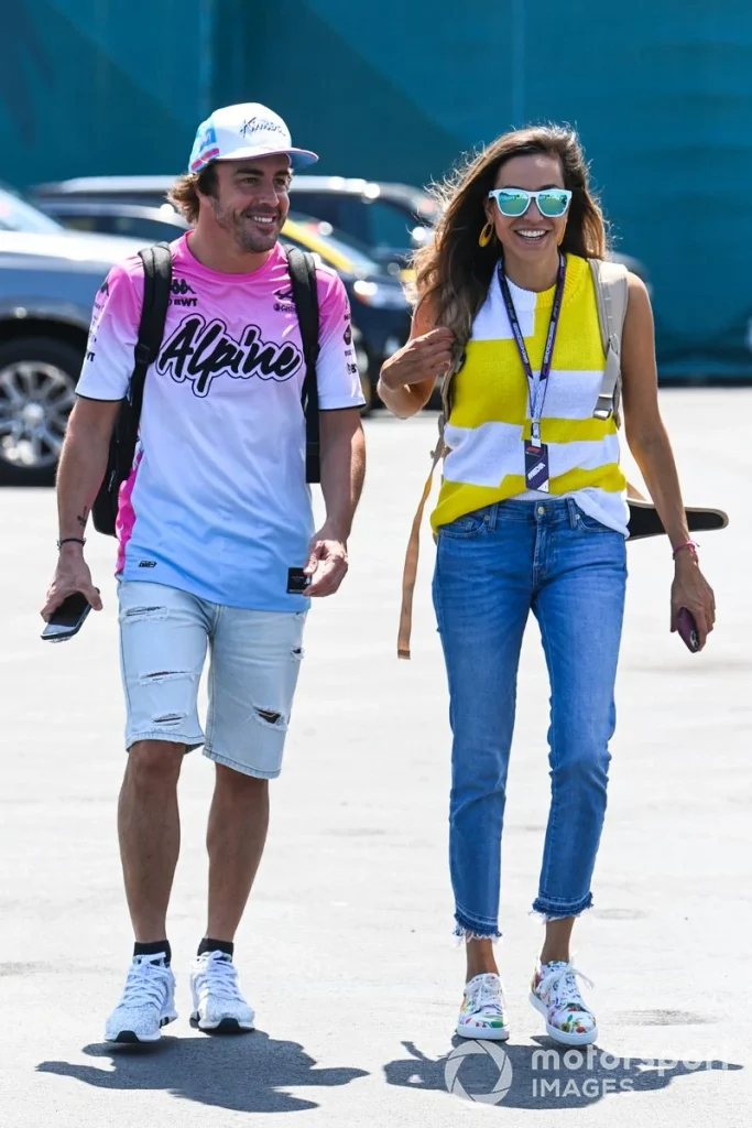Fernando Alonso feliz con su chica 001 683x1024 - Fernando Alonso, feliz con su chica