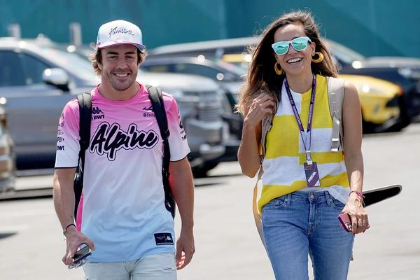 Fernando Alonso, feliz con su chica