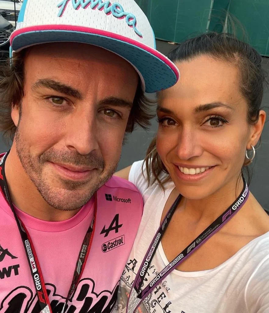 Fernando Alonso feliz con su chica 003 883x1024 - Fernando Alonso, feliz con su chica