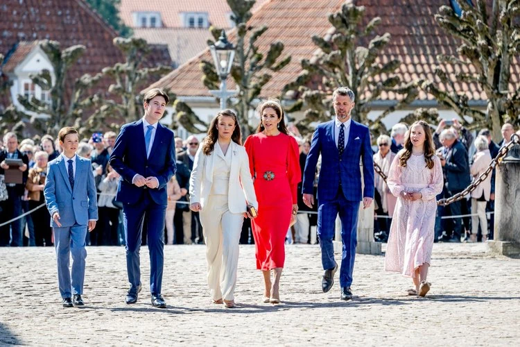 La princesa Isabel de Dinamarca fue confirmada en la Iglesia del Palacio de Fredensborg el 30 de abril de 2022 en Fredensborg, Dinamarca.Su abuela paterna, la reina Margarita II, sus padres, el príncipe heredero Frederik y la princesa heredera Mary, y sus hermanos, el príncipe Christian, el príncipe Vincent y la princesa Josephine asistieron a la confirmación.