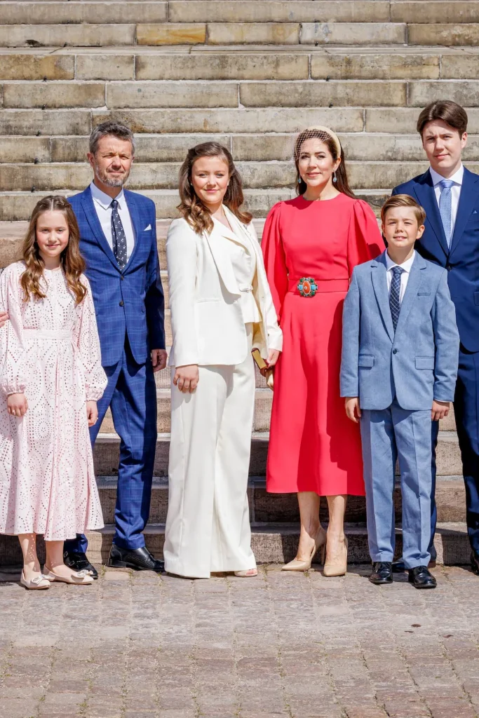 La princesa Isabel de Dinamarca fue confirmada en la Iglesia del Palacio de Fredensborg el 30 de abril de 2022 en Fredensborg, Dinamarca.Su abuela paterna, la reina Margarita II, sus padres, el príncipe heredero Frederik y la princesa heredera Mary, y sus hermanos, el príncipe Christian, el príncipe Vincent y la princesa Josephine asistieron a la confirmación.