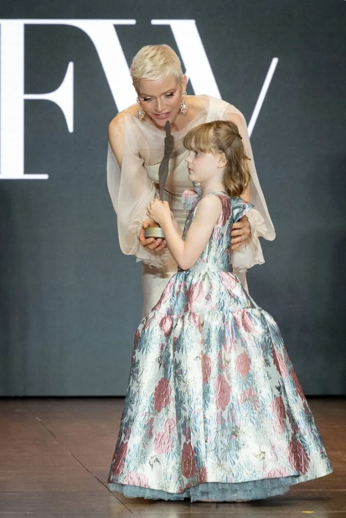 La princesa Charlène de Mónaco con su hija, la princesa Gabrielle, asiste a la ceremonia de entrega de premios de la Semana de la Moda de Mónaco 2022 el 24 de mayo de 2022 en Mónaco, Mónaco.