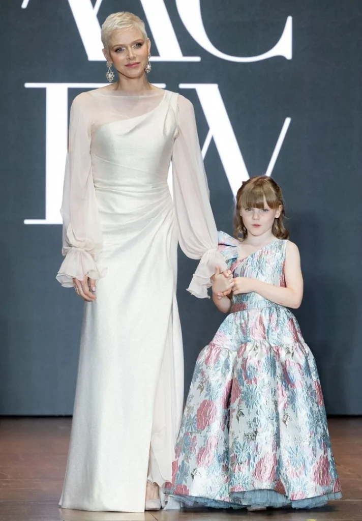 La princesa Charlène de Mónaco con su hija, la princesa Gabrielle, asiste a la ceremonia de entrega de premios de la Semana de la Moda de Mónaco 2022 el 24 de mayo de 2022 en Mónaco, Mónaco.