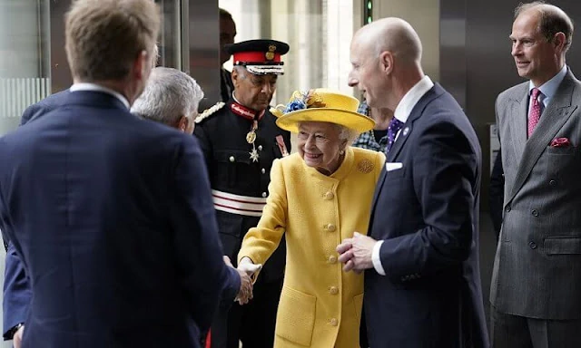 La reina Isabel II reaparece por sorpresa 008 - La reina Isabel II reaparece por sorpresa