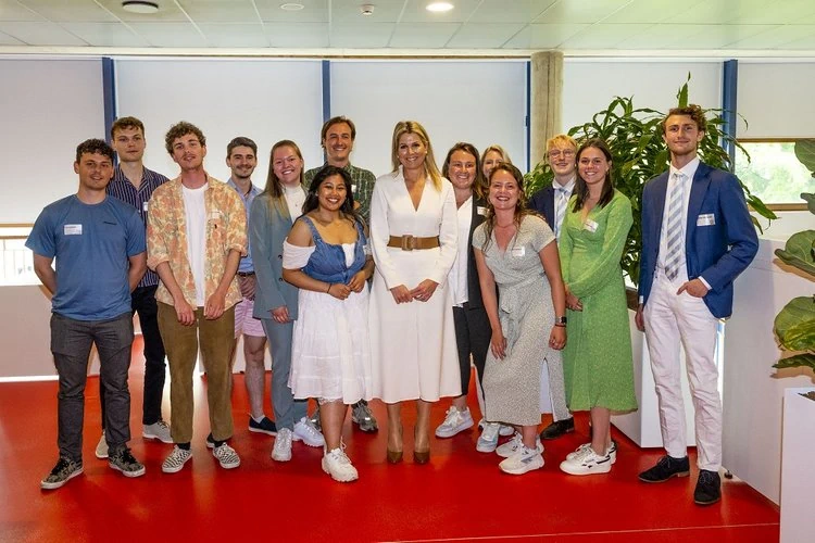 La reina Máxima de los Países Bajos participa en una visita de trabajo a la Universidad de Ciencias Aplicadas de Leiden centrada en el bienestar de los estudiantes en la educación superior, el 18 de mayo de 2022