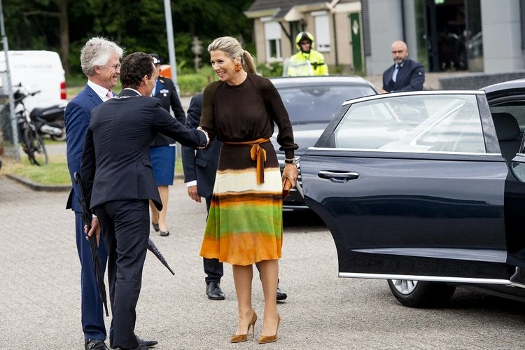 La reina Máxima de los Países Bajos visita la empresa familiar Von Gahlen, fabricante de equipos de laboratorio y ganadora del premio Koning Willem I, el 19 de mayo de 2022 en Zevenaar, Países Bajos.
