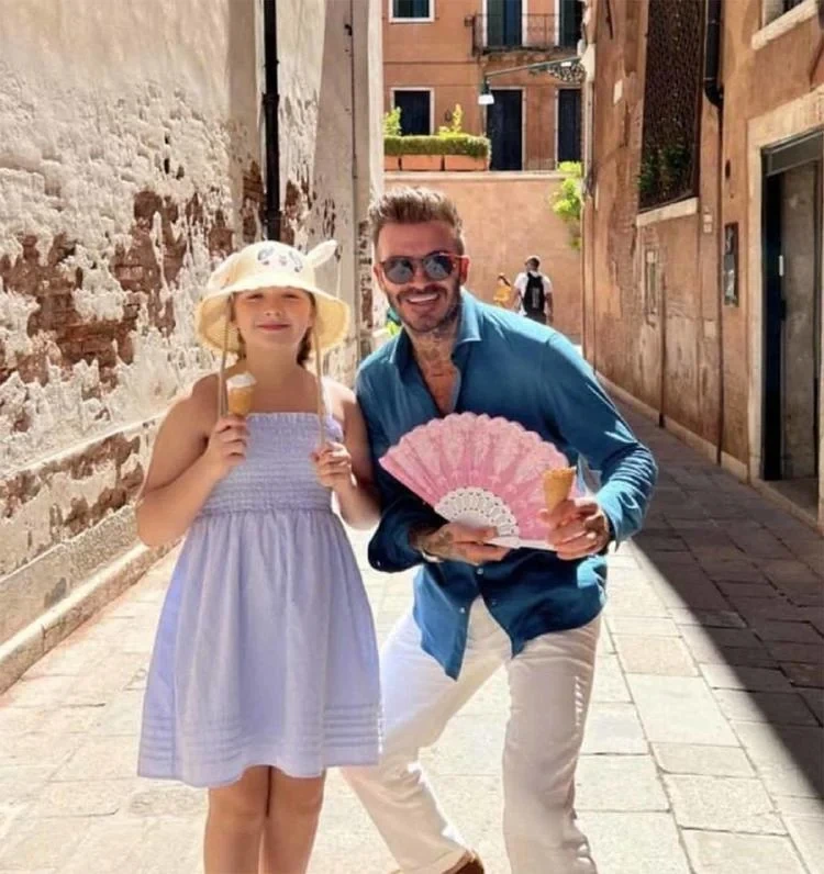 David Beckham con su hija 002 - David Beckham, de escapada con "su chica"
