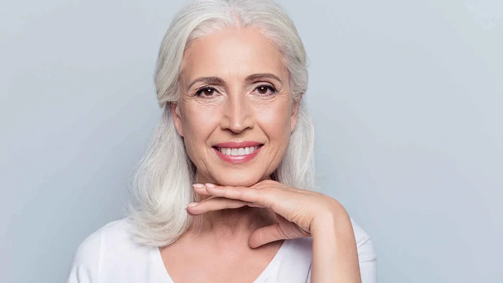 Hidrata tu piel antes de maquillarte si tienes mas de 50 anos 1024x576 - 12 claves para maquillarse bien a los 50