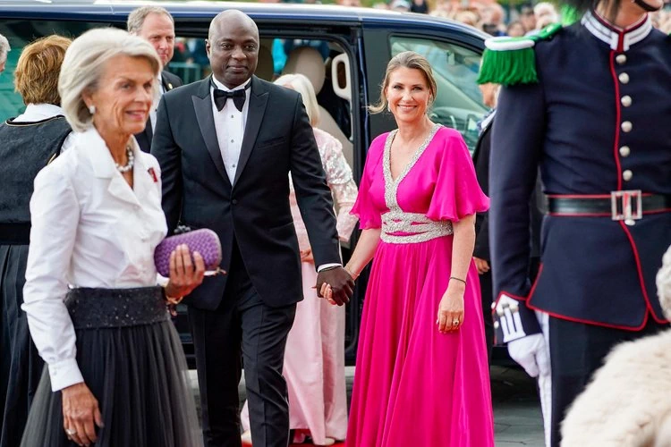La princesa Martha Louise asiste a la cena de gala del gobierno para celebrar la mayoria de edad de la princesa Ingrid Alexandra 002 - Marta Luisa de Noruega y el chamán Durek pasarán por el altar