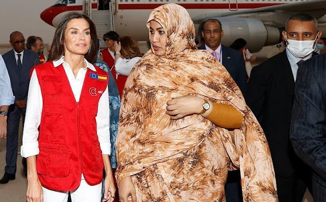 La Reina Letizia realizó una visita de trabajo de tres días a la República Islámica de Mauritania. La Reina llegó al Aeropuerto Internacional de Oumtounsy en la capital de Mauritania, Nouakchott, el 31 de mayo. La Reina fue recibida por la Primera Dama, la Dra. Mariem Fadel Dah, en el aeropuerto. La Ministra de Cooperación Internacional, Pilar Cancela Rodríguez, acompaña a La Reina en este viaje de cooperación.