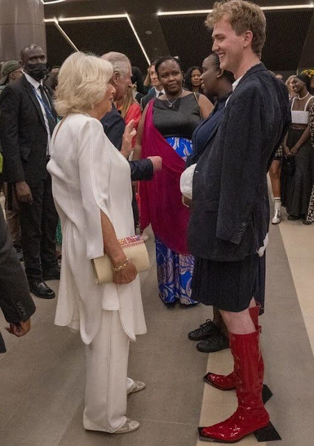 El Príncipe de Gales y la Duquesa de Cornualles están visitando Ruanda para la Reunión de Jefes de Gobierno de la Commonwealth (CHOGM). El 24 de junio de 2022, el Príncipe de Gales y la Duquesa de Cornualles organizaron la Cena de Jefes de Gobierno de la Commonwealth en el Hotel Marriott en Kigali, la capital de Ruanda.















El Príncipe y la Duquesa asistieron a la ceremonia de apertura de la Reunión de Jefes de Gobierno de la Commonwealth (CHOGM) celebrada en el Centro de Convenciones de Kigali. CHOGM 2022 reúne a los líderes de los 54 países de la Commonwealth para reafirmar valores comunes y determinar políticas destinadas a mejorar la vida de 2.500 millones de ciudadanos en estos países.















Los líderes de los países de la Commonwealth se reúnen cada dos años para la reunión que es organizada por un país miembro diferente de forma rotativa. El Príncipe de Gales y la Duquesa de Cornualles asistieron a un desfile de moda como parte de la Semana de la Moda de Kigali en Kigali.
