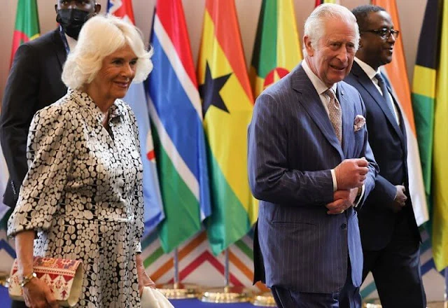 El Príncipe de Gales y la Duquesa de Cornualles están visitando Ruanda para la Reunión de Jefes de Gobierno de la Commonwealth (CHOGM). El 24 de junio de 2022, el Príncipe de Gales y la Duquesa de Cornualles organizaron la Cena de Jefes de Gobierno de la Commonwealth en el Hotel Marriott en Kigali, la capital de Ruanda.