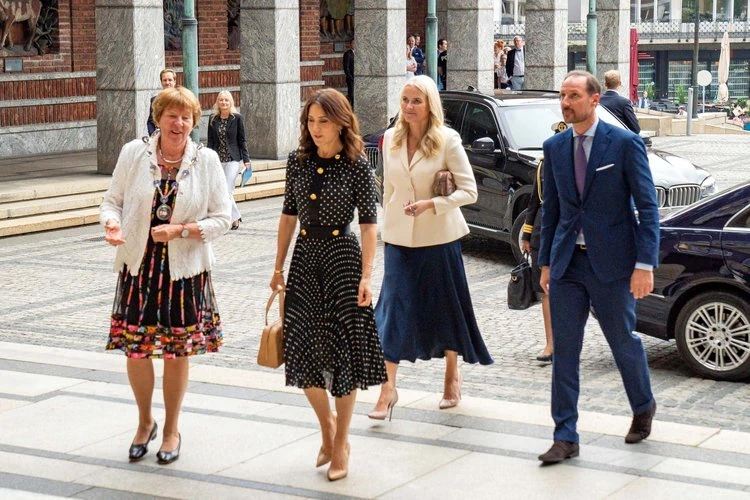 Posteriormente, la princesa heredera María de Dinamarca asistió al evento “El sólido sistema de salud del futuro en Noruega y Dinamarca” en la Ciudad de las Ciencias de Oslo.
