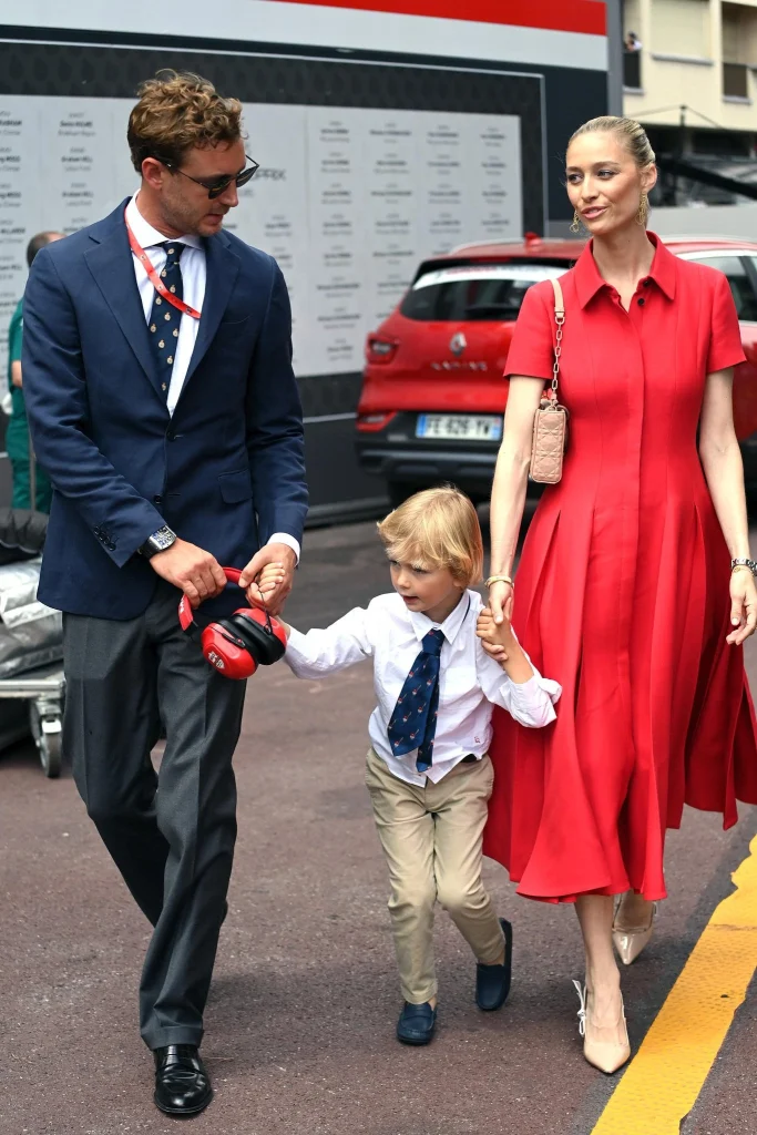 Pierre Casiraghi y Beatrice Borromeo asisten al Gran Premio de F1 de Monaco 683x1024 - Los Grimaldi ensombrecen a Charlene