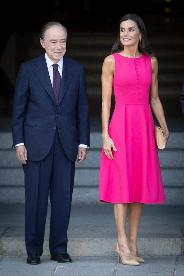 El 30 de junio de 2022, la Reina Letizia, junto con los cónyuges de los participantes en la Cumbre de la OTAN que se celebra este año en Madrid, visitaron el Teatro Real de Madrid. Durante la visita, recorrieron el escenario y los talleres. La reina Letizia lució un vestido fucsia a medida de Carolina Herrera