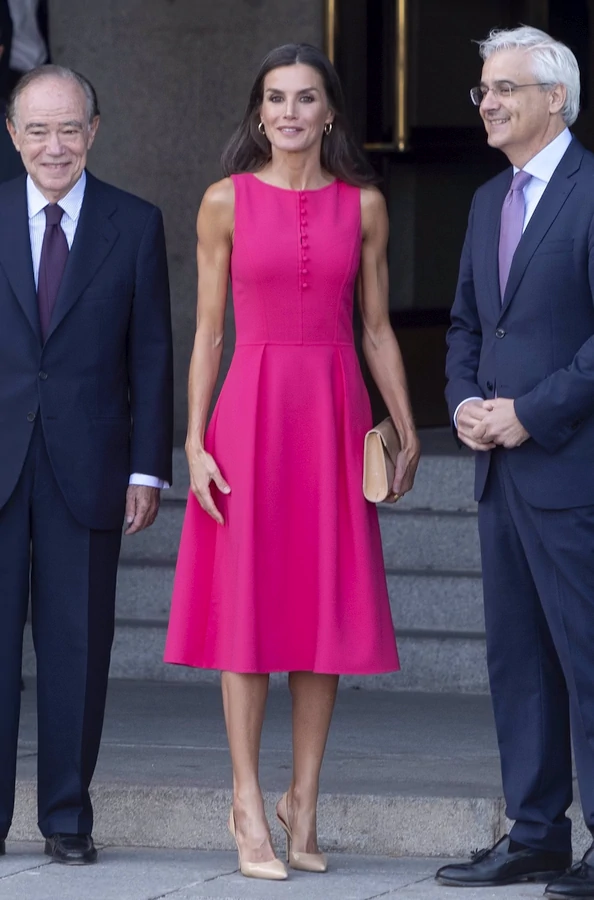 El 30 de junio de 2022, la Reina Letizia, junto con los cónyuges de los participantes en la Cumbre de la OTAN que se celebra este año en Madrid, visitaron el Teatro Real de Madrid. Durante la visita, recorrieron el escenario y los talleres. La reina Letizia lució un vestido fucsia a medida de Carolina Herrera
