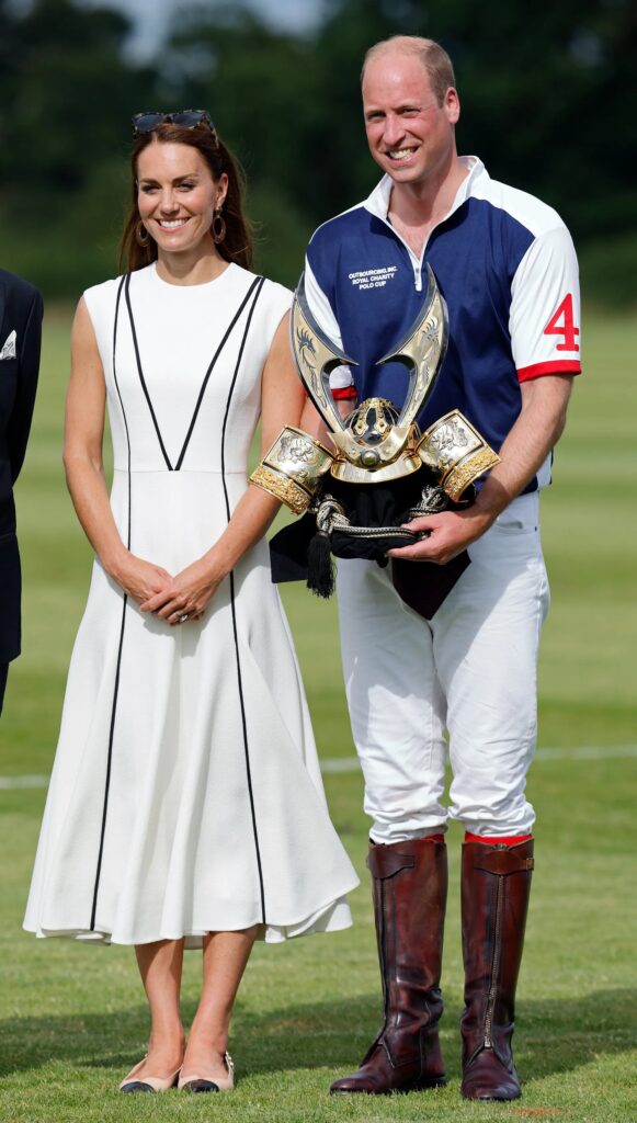 La duquesa de Cambridge asiste a la Royal Charity Polo Cup 202201 581x1024 - La duquesa de Cambridge asiste a la Royal Charity Polo Cup 2022