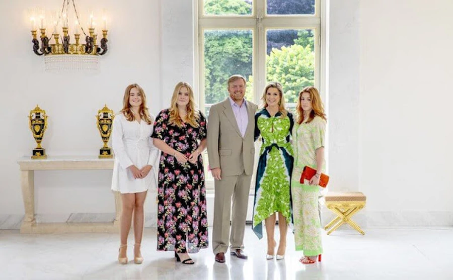 El 24 de junio, la familia real holandesa realizó una sesión de fotos con motivo de las vacaciones de verano de 2022 en el Palacio Noordeinde. El rey Willem-Alexander, la reina Máxima, la princesa Catharina-Amalia, la princesa Alexia y la princesa Ariane estuvieron presentes en la sesión de fotos. Tradicionalmente, la realeza holandesa posa para las fotos una vez en el verano y otra vez al comienzo de sus vacaciones de esquí y, a cambio, los medios respetan su privacidad fuera de los compromisos reales.