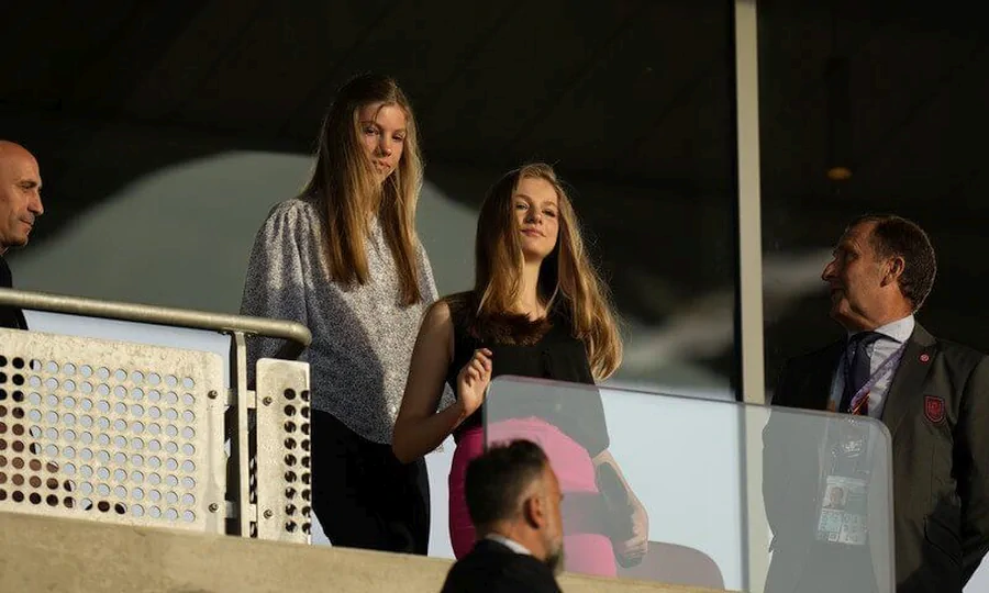 La princesa Leonor y la infanta Sofía asistieron al partido de la selección española de fútbol femenino en Londres