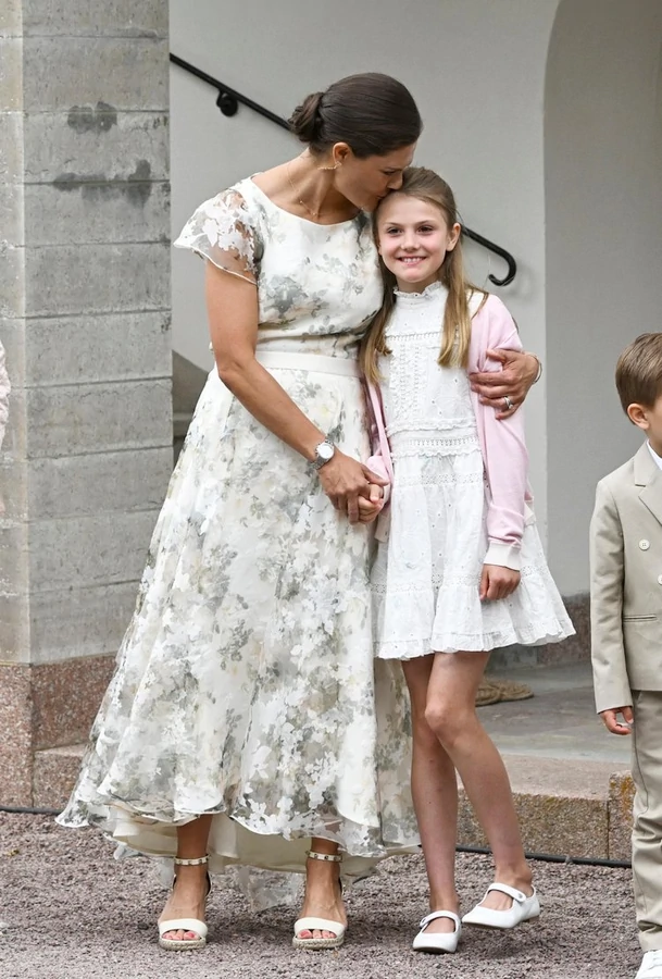 La princesa heredera Victoria celebra su 45 cumpleanos 012 - La princesa Victoria de Suecia celebró su 45 cumpleaños