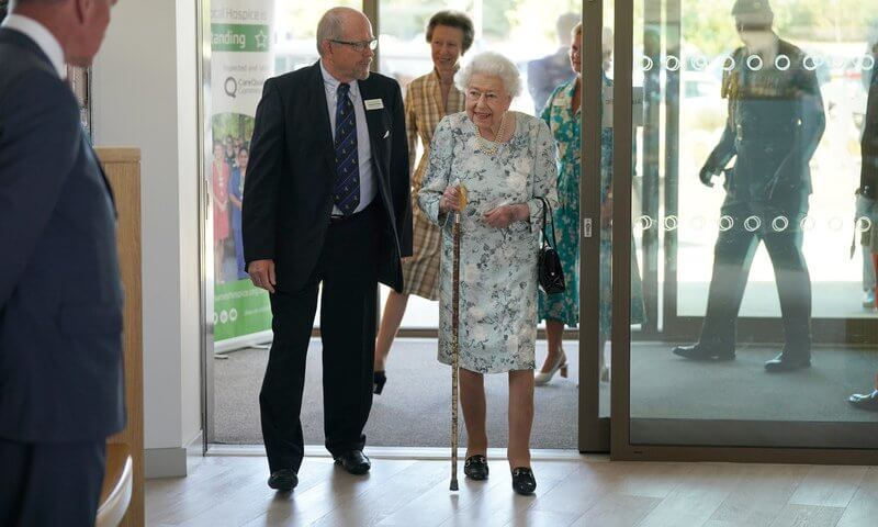 El 15 de julio de 2022, la reina Isabel II, acompañada de su única hija, la princesa Ana, visitó Maidenhead para inaugurar oficialmente el nuevo edificio de Thames Hospice. La Reina y la Princesa Ana recorrieron el nuevo edificio y se reunieron con el personal y los voluntarios. Maidenhead es una ciudad comercial en el distrito real de Windsor y Maidenhead en el condado de Berkshire.