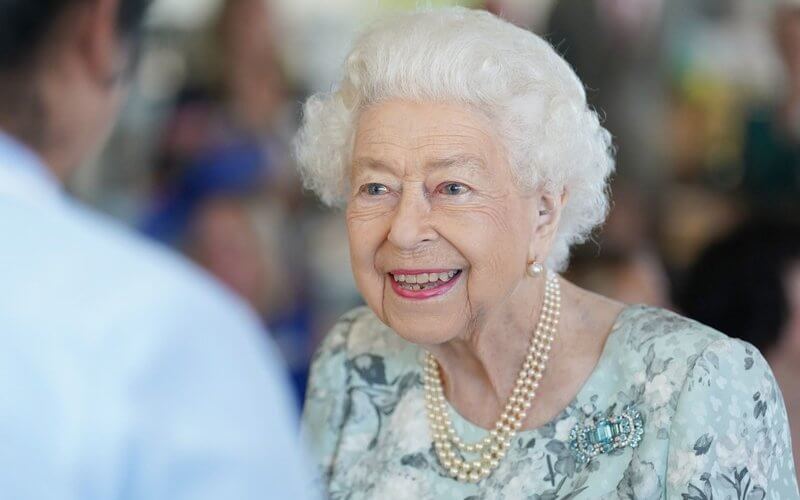 Isabel II reaparece con buen aspecto