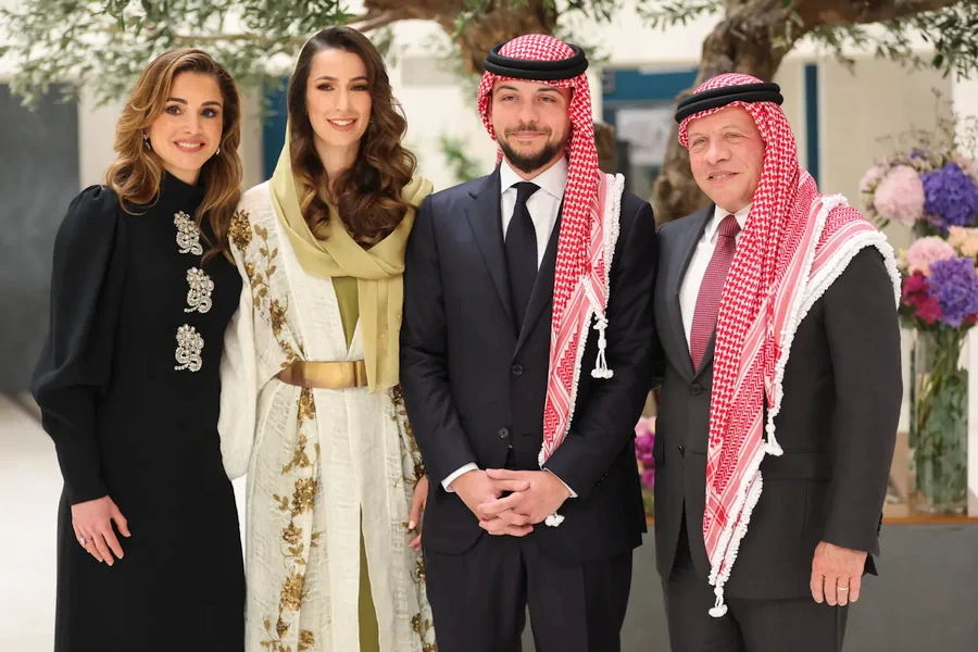Rania de Jordania anuncia por sorpresa el compromiso de su hijo mayor