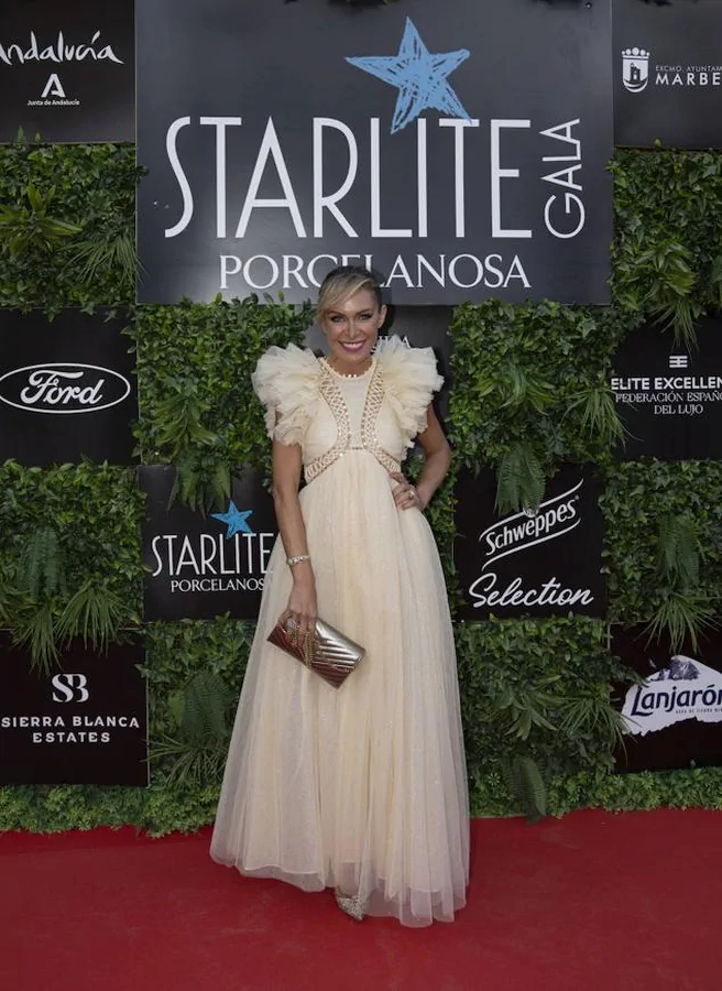 LUJÁN ARGÜELLES (45) fue una de las presentadoras de la gala y lució un vestido de estilo bohemio en tul para la ocasión.