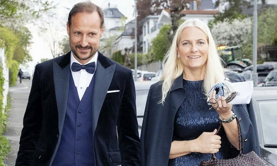 La princesa heredera Mette-Marit y el príncipe heredero Haakon asistieron a una fiesta de cumpleaños