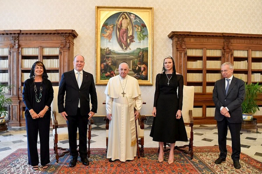 El Príncipe Alberto II y la Princesa Charlène de Mónaco asisten a una audiencia con el Papa Francisco el 20 de julio de 2022 en el Vaticano.La princesa Charlène, la primera princesa consorte de Mónaco elegible para elprivilège du blanc , optó por renunciar al privilegio y vistió de negro.