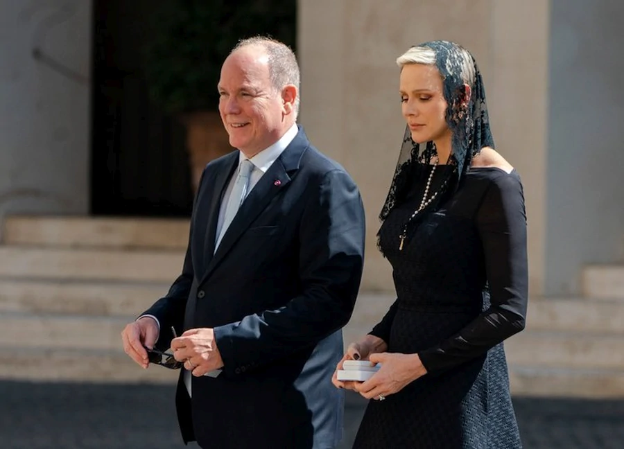 El Príncipe Alberto II y la Princesa Charlène de Mónaco asisten a una audiencia con el Papa Francisco el 20 de julio de 2022 en el Vaticano.La princesa Charlène, la primera princesa consorte de Mónaco elegible para elprivilège du blanc , optó por renunciar al privilegio y vistió de negro.
