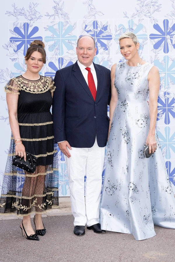 El Príncipe Alberto II de Mónaco y la Princesa Charlene de Mónaco asisten a la 73ª Gala de Baile de la Cruz Roja de Mónaco el 18 de julio de 2022 en Montecarlo, Mónaco.