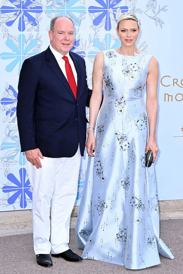 El Príncipe Alberto II de Mónaco y la Princesa Charlene de Mónaco asisten a la 73ª Gala de Baile de la Cruz Roja de Mónaco el 18 de julio de 2022 en Montecarlo, Mónaco.