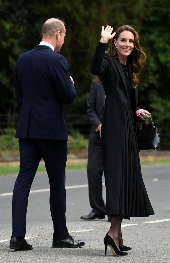 Kate, la nueva Princesa de Gales, apoya con dignidad a su esposo en su nuevo rol. Su atuendo sobrio, pero elegante y la joya reducida son muy apropiados para esta ocasión. Perfecta como siempre, incluso durante este triste momento.