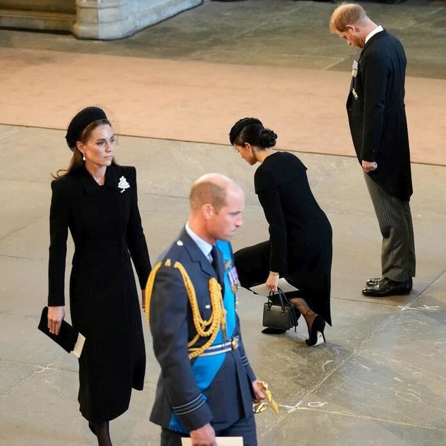El ataud de la reina Isabel II llego al Palacio de Westminster 001 - El ataúd de la reina Isabel II llegó al Palacio de Westminster