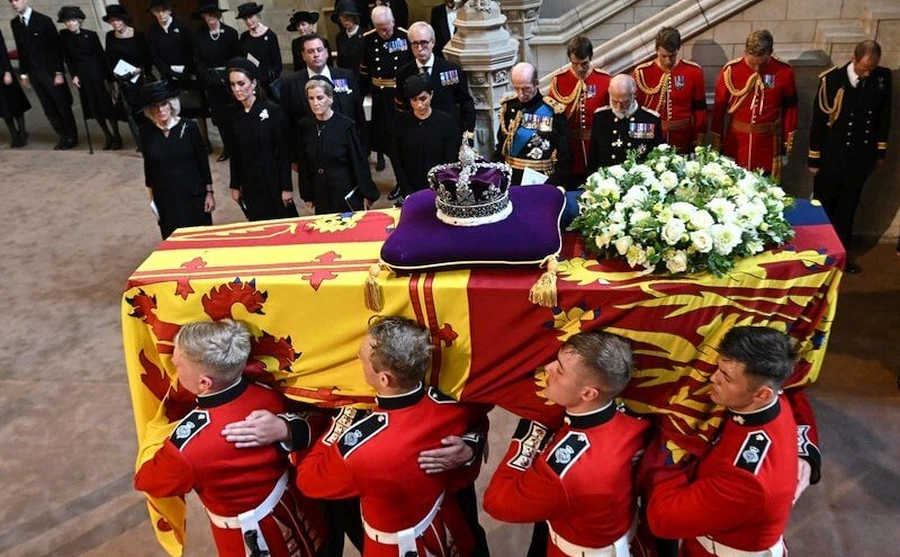 El ataúd de la reina Isabel II llegó al Palacio de Westminster